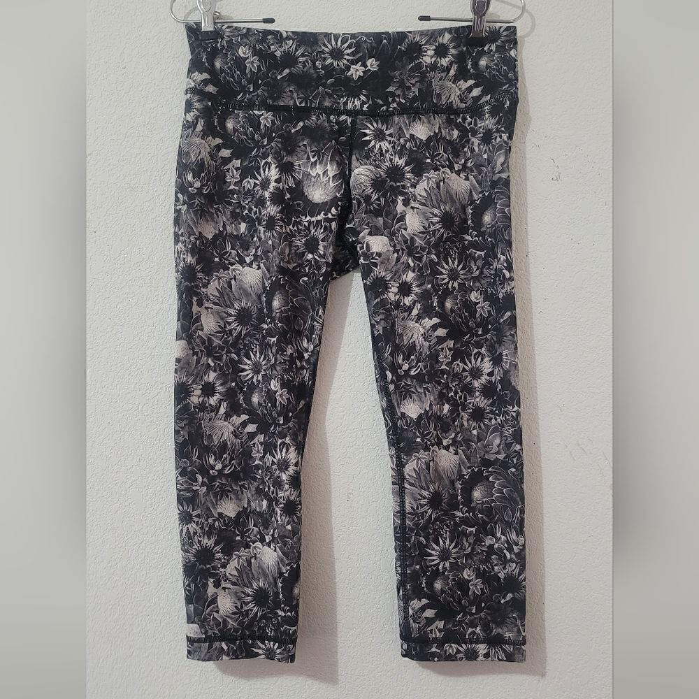 Lululemon athletica wunder crop flowabunga black angel wing SALE!